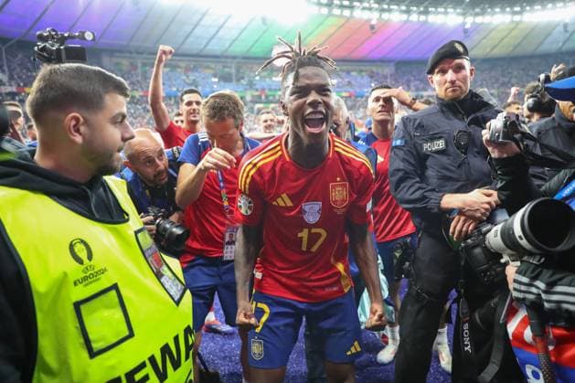 14.07.2024, xtgx, Fussball EM 2024 Finale, Spanien - England emspor, v.l. Nico Williams (Spanien, 17) Jubel ueber den Sieg, Jubel nach Spielende (DFL DFB REGULATIONS PROHIBIT ANY USE OF PHOTOGRAPHS as IMAGE SEQUENCES and or QUASI-VIDEO) Berlin