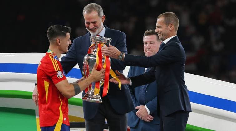 BAU 14.07.2024 Berlin Fußball EM 2024 Finale Spanien vs. England, vorne v.l. Ãlvaro Morata (ESP) , König Felipe VI von Spanien, Aleksander Äaeferin (Präsident, UEFA)