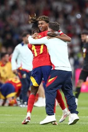 14.07.2024, xtgx, Fussball EM 2024 Finale, Spanien - England emspor, v.l. Nico Williams (Spanien, 17), Lamine Yamal (Spanien, 19) Jubel ueber den Sieg, Jubel nach Spielende (DFL DFB REGULATIONS PROHIBIT ANY USE OF PHOTOGRAPHS as IMAGE SEQUENCES and or QUASI-VIDEO) Berlin