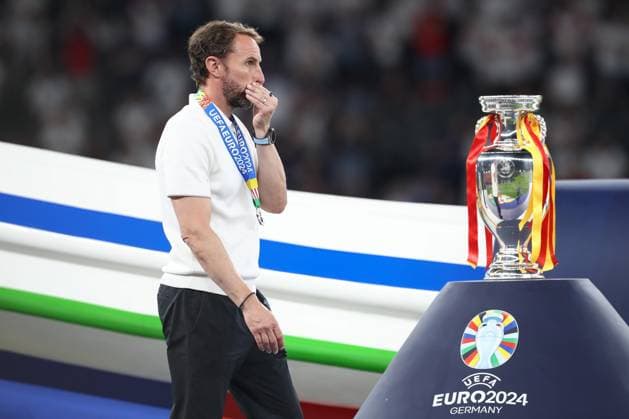 14.07.2024, xtgx, Fussball EM 2024 Finale, Spanien - England emspor, v.l. Gareth Southgate (England, Trainer) enttaeuscht, enttäuscht, schaut enttaeuscht, niedergeschlagen, disappointed (DFL DFB REGULATIONS PROHIBIT ANY USE OF PHOTOGRAPHS as IMAGE SEQUENCES and or QUASI-VIDEO) Berlin