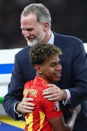 14.07.2024, xtgx, Fussball EM 2024 Finale, Spanien - England emspor, v.l. Lamine Yamal (Spanien, 19), Koenig Felipe (DFL DFB REGULATIONS PROHIBIT ANY USE OF PHOTOGRAPHS as IMAGE SEQUENCES and or QUASI-VIDEO) Berlin
