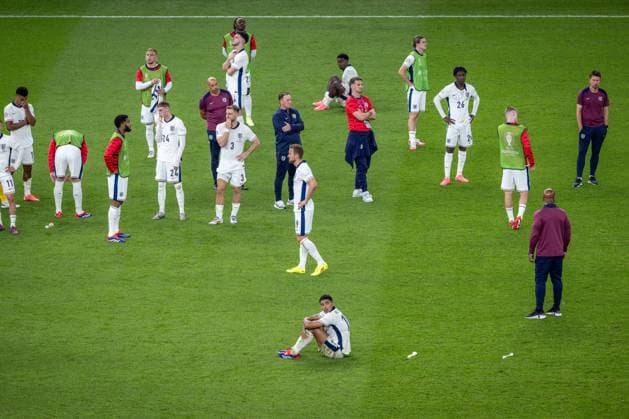 Fussball Berlin 14.07.2024 UEFA EURO, EM, Europameisterschaft,Fussball 2024 Finale England (ENG) - Spanien (ESP) Schlusspfiff Spanien gewinnt 2:1 und ist Europameister Jude Bellingham (England, No.10) vorne Harry Kane (England, No.09) und andere niedergeschlagen enttäuscht