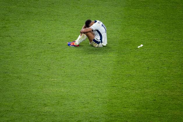 Fussball Berlin 14.07.2024 UEFA EURO, EM, Europameisterschaft,Fussball 2024 Finale England (ENG) - Spanien (ESP) Schlusspfiff Spanien gewinnt 2:1 und ist Europameister Jude Bellingham (England, No.10) niedergeschlagen enttäuscht