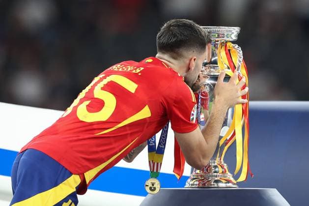 14.07.2024, xtgx, Fussball EM 2024 Finale, Spanien - England emspor, v.l. Alex Baena (Spanien, 15) kuesst den Pokal (DFL DFB REGULATIONS PROHIBIT ANY USE OF PHOTOGRAPHS as IMAGE SEQUENCES and or QUASI-VIDEO) Berlin