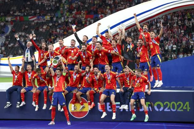 14.07.2024, xtgx, Fussball EM 2024 Finale, Spanien - England emspor, v.l. Spanien Siegerehrung Jubel ueber den Sieg, Jubel nach Spielende (DFL DFB REGULATIONS PROHIBIT ANY USE OF PHOTOGRAPHS as IMAGE SEQUENCES and or QUASI-VIDEO) Berlin