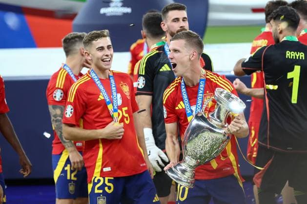 14.07.2024, xtgx, Fussball EM 2024 Finale, Spanien - England emspor, v.l. Spanien um Dani Olmo (Spanien, 10) Siegerehrung Jubel ueber den Sieg, Jubel nach Spielende (DFL DFB REGULATIONS PROHIBIT ANY USE OF PHOTOGRAPHS as IMAGE SEQUENCES and or QUASI-VIDEO) Berlin