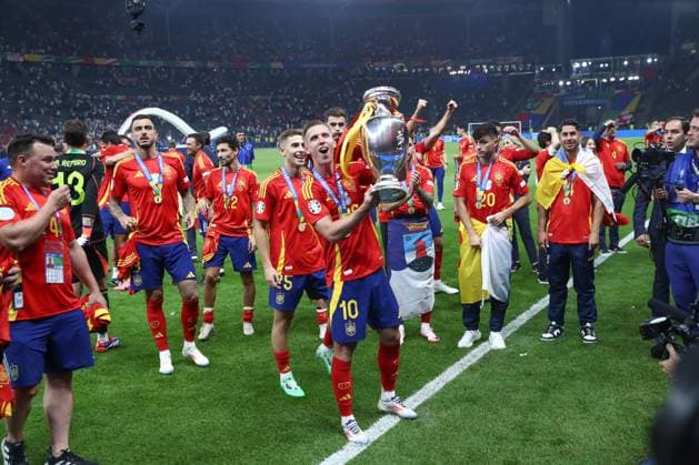 14.07.2024, xtgx, Fussball EM 2024 Finale, Spanien - England emspor, v.l. Spanien um Dani Olmo (Spanien, 10) Jubel ueber den Sieg, Jubel nach Spielende (DFL DFB REGULATIONS PROHIBIT ANY USE OF PHOTOGRAPHS as IMAGE SEQUENCES and or QUASI-VIDEO) Berlin