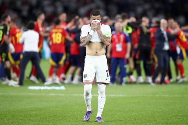 14.07.2024, xtgx, Fussball EM 2024 Finale, Spanien - England emspor, v.l. Kyle Walker (England, 2) enttaeuscht, enttäuscht, schaut enttaeuscht, niedergeschlagen, disappointed (DFL DFB REGULATIONS PROHIBIT ANY USE OF PHOTOGRAPHS as IMAGE SEQUENCES and or QUASI-VIDEO) Berlin