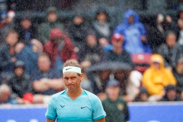 BASTAD, SVERIGE 20240715 Rafael Nadal (ESP) i hällande regn när han och Casper Ruud (NOR) mötert Guido Andreozzi (ARG) och Miguel Reyes-Varela (MEX) i dubbel under Nordea Open i Bastad pa mandagen BASTAD SVERIGE x9200x
