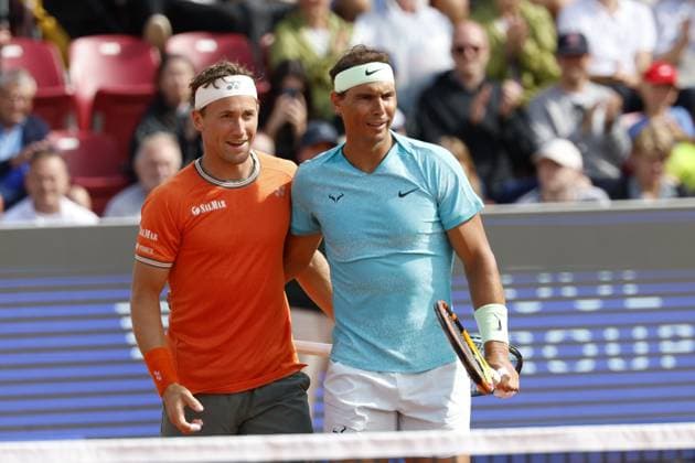 BASTAD, SVERIGE 20240715 Casper Ruud (NOR) och Rafael Nadal (ESP) glada efter att ha vunnit dubbelmatchen mot Guido Andreozzi (ARG) och Miguel Reyes-Varela (MEX) i dubbel under Nordea Open i Bastad pa mandagen BASTAD SVERIGE x9200x