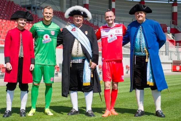 Halle, Deutschland 15. Juli 2024: Regionalliga Nordost Teamfoto - 2024 2025 - Hallescher FC Im Bild: 2.v.li.Torhueter Sven Müller Mueller (Halle) und 4.v.li.Niklas Kastenhofer (Halle) mit Halloren Leuna Chemie Stadion Sachsen-Anhalt Copyright: xFotostandx xBallaschx