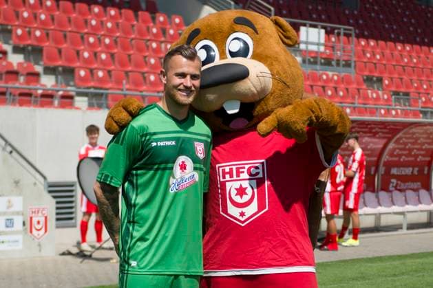 Sport Bilder des Tages Halle, Deutschland 15. Juli 2024: Regionalliga Nordost Teamfoto - 2024 2025 - Hallescher FC Im Bild: v.li.Torhueter Sven Müller Mueller (Halle) und Mascottchen Hallotri Leuna Chemie Stadion Sachsen-Anhalt Copyright: xFotostandx xBallaschx