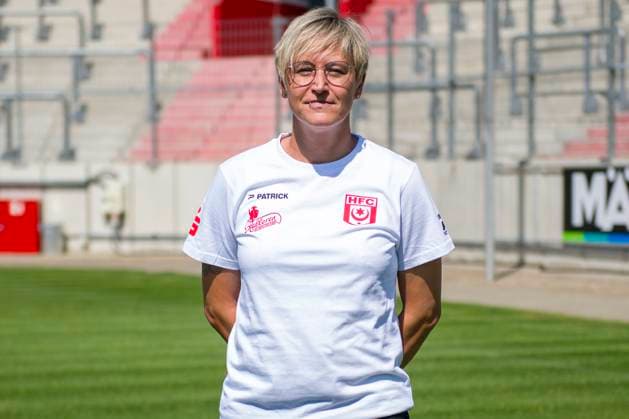 Halle, Deutschland 15. Juli 2024: Regionalliga Nordost Teamfoto - 2024 2025 - Hallescher FC Im Bild: Technische Mitarbeiterin Sandra Schultze (Halle) Leuna Chemie Stadion Sachsen-Anhalt Copyright: xFotostandx xBallaschx