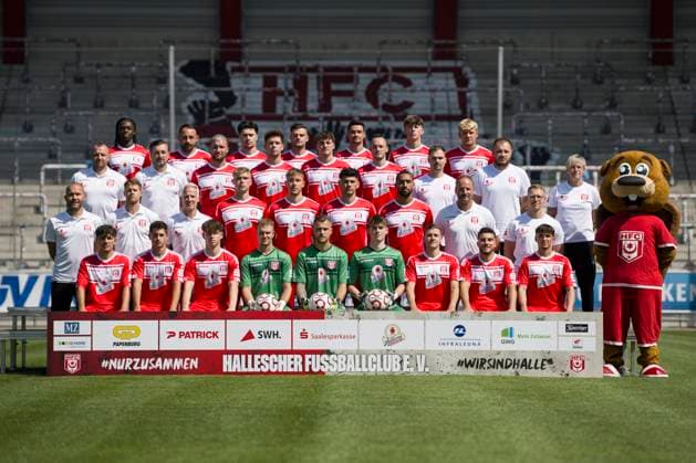 Halle, Deutschland 15. Juli 2024: Regionalliga Nordost Teamfoto - 2024 2025 - Hallescher FC Im Bild: hintere Reihe v.li. Marvin Awuah (Halle),Robert Berger (Halle),Luka Vujanic (Halle),Max Kulke (Halle),Niklas Landgraf (Halle),Soeren Acker (Halle),Robin Friedrich (Halle) 3.Reihe von unten links Toni Lindenhahn (Halle),Sportdirektor Daniel Meyer (Halle),Jan Löhmannsröben Loehmannsroeben (Halle),Jordi Wegmann (Halle),Paul Hamalla (Halle),Niklas Kastenhofer(Halle),Physiotherapeut Denis Hasenbek (Halle),Physiotherapeut Walter Moissejenko (Halle),Technische Mitarbeiterin Sandra Schultze (Halle) 2.Reihe von unten links Co Trainer Benedikt Seipel (Halle),Co Trainer Andre Heinault (Halle),Trainer Mark Zimmermann (Halle),Kilian Zaruba (Halle),Anthony Roczen (Halle),Burim Halili (Halle),Cyrill Akono (Halle),Torwarttrainer Norman Becker (Halle) Athletiktrainer John Brandes (Halle) Untere Reihe von links: Joscha Wosz (Halle),Lucas Halangk (Halle),Elias Lorenz (Halle),Torhueter Luca Bendel (Halle) Torhueter Sven Müller Mueller (Halle),Elias Lorenz (Halle),Torhueter Keno Miguel Meyer (Halle),Marius Hauptmann (Halle),Berk Inaler (Halle),Pierre Weber (Halle) Leuna Chemie Stadion Sachsen-Anhalt Copyright: xFotostandx xBallaschx