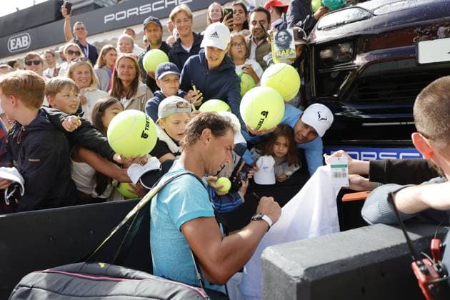 BASTAD, SVERIGE 20240715 Rafael Nadal, Spanien, skriver autografer efter att ha vunnit dubbelmatchen tillsammans med Casper Ruud, Norge, under Nordea Open i Bastad pa mandagen BASTAD SVERIGE x9200x