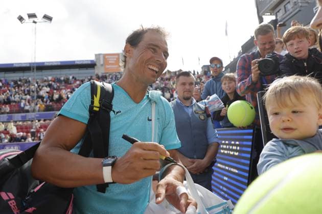BASTAD, SVERIGE 20240715 Rafael Nadal, Spanien, skriver autografer efter att ha vunnit dubbelmatchen tillsammans med Casper Ruud, Norge, under Nordea Open i Bastad pa mandagen BASTAD SVERIGE x9200x