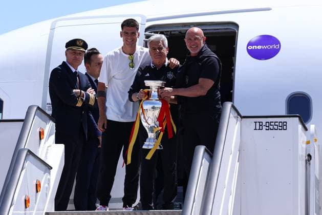 July 15, 2024, Madrid, Madrid, SPAIN: Alvaro Morata, Pedro Rocha and Luis de la Fuente pose for the photo during the reception of the Spanish national team, Nationalteam as European Champions after winning in the Eurocup 2024 final against England at Adolfo Suarez Madrid-Barajas airport on July 15, 2024, in Madrid, Spain. Madrid SPAIN - ZUMAa181 20240715_zaa_a181_003 Copyright: xDennisxAgyemanx