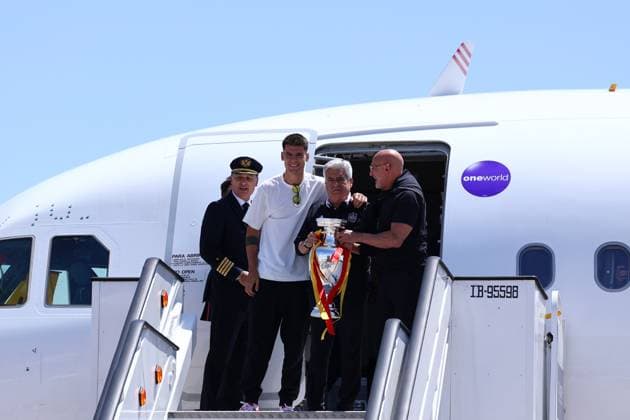 July 15, 2024, Madrid, Madrid, SPAIN: Alvaro Morata, Pedro Rocha and Luis de la Fuente pose for the photo during the reception of the Spanish national team, Nationalteam as European Champions after winning in the Eurocup 2024 final against England at Adolfo Suarez Madrid-Barajas airport on July 15, 2024, in Madrid, Spain. Madrid SPAIN - ZUMAa181 20240715_zaa_a181_005 Copyright: xDennisxAgyemanx
