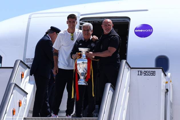 July 15, 2024, Madrid, Madrid, SPAIN: Alvaro Morata, Pedro Rocha and Luis de la Fuente pose for the photo during the reception of the Spanish national team, Nationalteam as European Champions after winning in the Eurocup 2024 final against England at Adolfo Suarez Madrid-Barajas airport on July 15, 2024, in Madrid, Spain. Madrid SPAIN - ZUMAa181 20240715_zaa_a181_008 Copyright: xDennisxAgyemanx