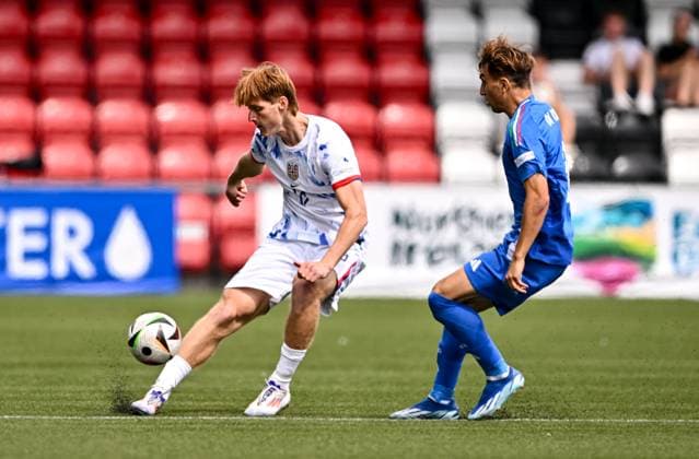 240715 Hakon Rosten of Norway in action against Luca Di Maggio of Italy during the UEFA European Under-19 Championship group stage football match between Italy and Norway on July 15, 2024 in Belfast. Photo: Ben McShane BILDBYRAN Cop 275 SPF002 bbeng fotboll football fotball soccer uefa european under-19 championship euro under-19 u19-em u19 norge norway italia italy italien Copyright: SPORTSFILE BB240715BB502