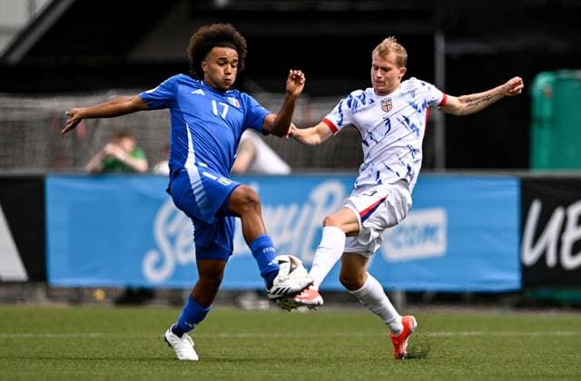 240715 Aleksander Andresen of Norway in action against Aaron Ciammaglichella of Italy during the UEFA European Under-19 Championship group stage football match between Italy and Norway on July 15, 2024 in Belfast. Photo: Ben McShane BILDBYRAN Cop 275 SPF002 bbeng fotboll football fotball soccer uefa european under-19 championship euro under-19 u19-em u19 norge norway italia italy italien Copyright: SPORTSFILE BB240715BB503