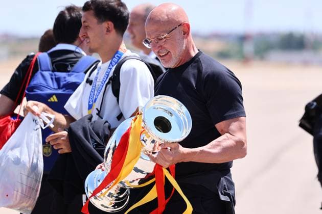 Sport Bilder des Tages July 15, 2024, Madrid, Madrid, SPAIN: Luis de la Fuente is seen with the trophy during the reception of the Spanish national team, Nationalteam as European Champions after winning in the Eurocup 2024 final against England at Adolfo Suarez Madrid-Barajas airport on July 15, 2024, in Madrid, Spain. Madrid SPAIN - ZUMAa181 20240715_zaa_a181_015 Copyright: xDennisxAgyemanx