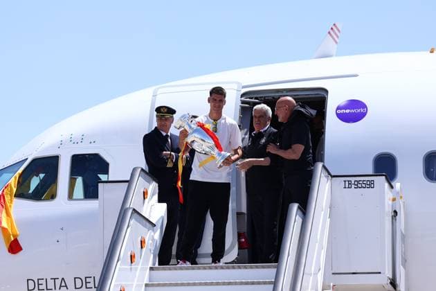 July 15, 2024, Madrid, Madrid, SPAIN: Alvaro Morata, Pedro Rocha and Luis de la Fuente pose for the photo during the reception of the Spanish national team, Nationalteam as European Champions after winning in the Eurocup 2024 final against England at Adolfo Suarez Madrid-Barajas airport on July 15, 2024, in Madrid, Spain. Madrid SPAIN - ZUMAa181 20240715_zaa_a181_016 Copyright: xDennisxAgyemanx