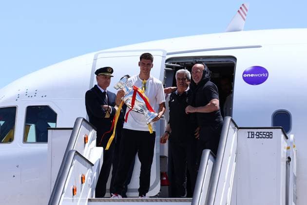 July 15, 2024, Madrid, Madrid, SPAIN: Alvaro Morata, Pedro Rocha and Luis de la Fuente pose for the photo during the reception of the Spanish national team, Nationalteam as European Champions after winning in the Eurocup 2024 final against England at Adolfo Suarez Madrid-Barajas airport on July 15, 2024, in Madrid, Spain. Madrid SPAIN - ZUMAa181 20240715_zaa_a181_017 Copyright: xDennisxAgyemanx