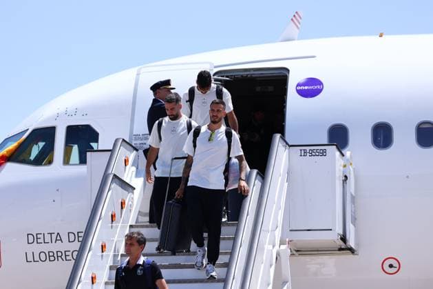 July 15, 2024, Madrid, Madrid, SPAIN: Joselu Mato and Daniel Carvajal are seen during the reception of the Spanish national team, Nationalteam as European Champions after winning in the Eurocup 2024 final against England at Adolfo Suarez Madrid-Barajas airport on July 15, 2024, in Madrid, Spain. Madrid SPAIN - ZUMAa181 20240715_zaa_a181_013 Copyright: xDennisxAgyemanx