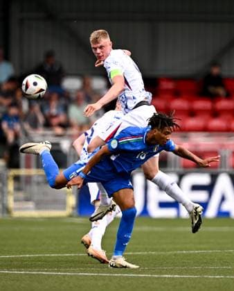 240715 Simen Vatne Haram of Norway in action against Kevin Zeroli of Italy during the UEFA European Under-19 Championship group stage football match between Italy and Norway on July 15, 2024 in Belfast. Photo: Ben McShane BILDBYRAN Cop 275 SPF002 bbeng fotboll football fotball soccer uefa european under-19 championship euro under-19 u19-em u19 norge norway italia italy italien Copyright: SPORTSFILE BB240715BB504