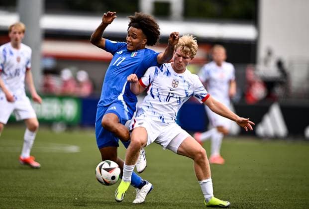 240715 Aaron Ciammaglichella of Italy is tackled by Bork Bang-Kittilsen of Norway during the UEFA European Under-19 Championship group stage football match between Italy and Norway on July 15, 2024 in Belfast. Photo: Ben McShane BILDBYRAN Cop 275 SPF002 bbeng fotboll football fotball soccer uefa european under-19 championship euro under-19 u19-em u19 norge norway italia italy italien Copyright: SPORTSFILE BB240715BB505