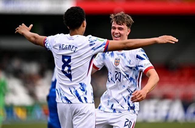 240715 Daniel Braut of Norway celebrates with teammate Travis Hernes, 8, after scoring their side s first goal during the UEFA European Under-19 Championship group stage football match between Italy and Norway on July 15, 2024 in Belfast. Photo: Ben McShane BILDBYRAN Cop 275 SPF002 bbeng fotboll football fotball soccer uefa european under-19 championship euro under-19 u19-em u19 norge norway italia italy italien Copyright: SPORTSFILE BB240715BB508