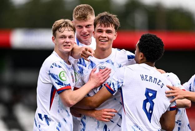 240715 Daniel Braut of Norway celebrates with teammates after scoring their side s first goal during the UEFA European Under-19 Championship group stage football match between Italy and Norway on July 15, 2024 in Belfast. Photo: Ben McShane BILDBYRAN Cop 275 SPF002 bbeng fotboll football fotball soccer uefa european under-19 championship euro under-19 u19-em u19 norge norway italia italy italien Copyright: SPORTSFILE BB240715BB510