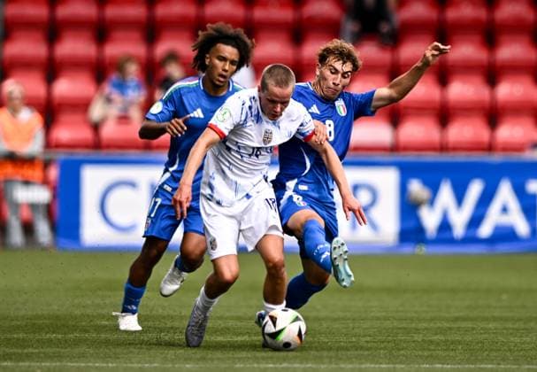 240715 Mats Pedersen of Norway in action against Luca Di Maggio of Italy during the UEFA European Under-19 Championship group stage football match between Italy and Norway on July 15, 2024 in Belfast. Photo: Ben McShane BILDBYRAN Cop 275 SPF002 bbeng fotboll football fotball soccer uefa european under-19 championship euro under-19 u19-em u19 norge norway italia italy italien Copyright: SPORTSFILE BB240715BB516