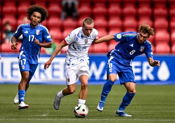 240715 Mats Pedersen of Norway in action against Italy players, Aaron Ciammaglichella, left, and Luca Di Maggio during the UEFA European Under-19 Championship group stage football match between Italy and Norway on July 15, 2024 in Belfast. Photo: Ben McShane BILDBYRAN Cop 275 SPF002 bbeng fotboll football fotball soccer uefa european under-19 championship euro under-19 u19-em u19 norge norway italia italy italien Copyright: SPORTSFILE BB240715BB517