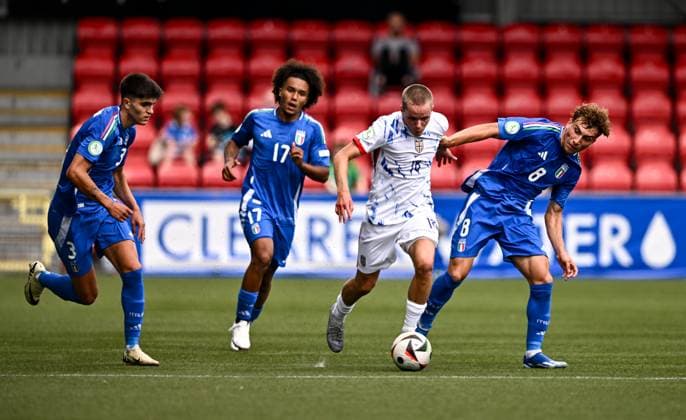 240715 Mats Pedersen of Norway in action against Italy players, from left, Diego Sia, Aaron Ciammaglichella and Luca Di Maggio during the UEFA European Under-19 Championship group stage football match between Italy and Norway on July 15, 2024 in Belfast. Photo: Ben McShane BILDBYRAN Cop 275 SPF002 bbeng fotboll football fotball soccer uefa european under-19 championship euro under-19 u19-em u19 norge norway italia italy italien Copyright: SPORTSFILE BB240715BB518