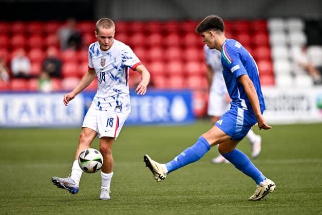 240715 Mats Pedersen of Norway in action against Davide Bartesaghi of Italy during the UEFA European Under-19 Championship group stage football match between Italy and Norway on July 15, 2024 in Belfast. Photo: Ben McShane BILDBYRAN Cop 275 SPF002 bbeng fotboll football fotball soccer uefa european under-19 championship euro under-19 u19-em u19 norge norway italia italy italien Copyright: SPORTSFILE BB240715BB526