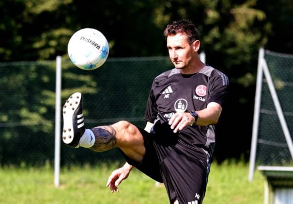 Sport Themen der Woche KW 29 Sport Bilder des Tages 15.07.2024 - Fussball - 2. Fussball-Bundesliga - Saison 2024 2025 - 1. FC Nürnberg FCN Club - Trainingslager Sommer Sommertrainingslager Walchsee Österreich - Zink DaMa - xdaxmax - Miroslav Klose ( Trainer 1. FC Nürnberg FCN ) nimmt Ball in der Luft an *** 15 07 2024 Soccer 2 Soccer Bundesliga Season 2024 2025 1 FC Nuremberg FCN Club Training Camp Summer Summer Training Camp Walchsee Austria Zinc DaMa xdaxmax Miroslav Klose Coach 1 FC Nuremberg FCN takes ball in the air