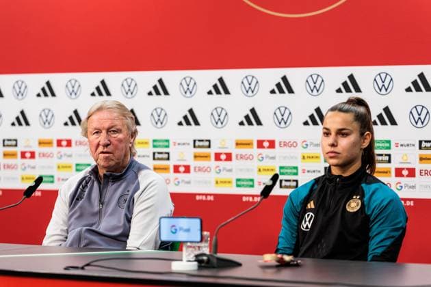 UEFA WOMEN’S EURO 2025 Qualifier: Deutschland - Österreich - Pressekonferenz Deutschland; 15.07.2024 Horst Hrubesch (Deutschland, Trainer), Lena Oberdorf (Deutschland, 6) UEFA WOMEN’S EURO 2025 Qualifier: Deutschland - Österreich - Pressekonferenz Deutschland; Heinz-Von-Heiden-Arena, Hannover am 15.07.2024 Copyright: xBEAUTIFULxSPORTS Wunderlx