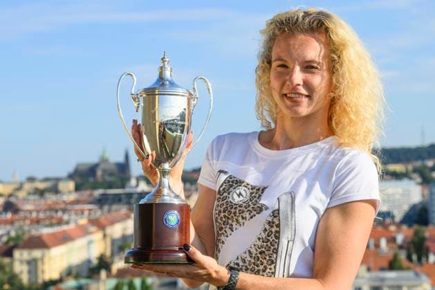Sport Bilder des Tages Czech tennis player Katerina Siniakova poses with the trophy during a briefing after her doubles victory at Wimbledon, on July 15, 2024, in Prague, Czech Republic. (CTKxPhoto MichalxKamaryt) CTKPhotoP2024071506097  CTKPhotoP2024071506097
