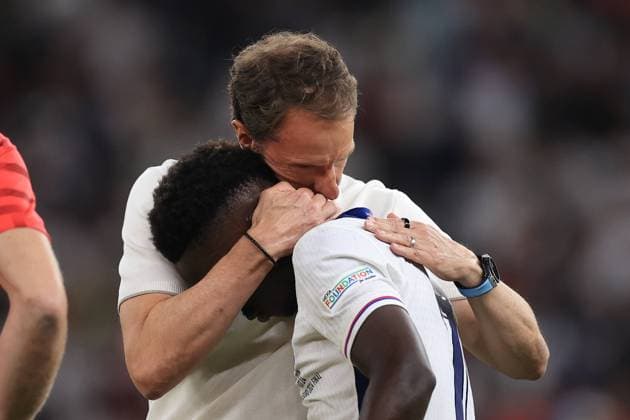 Football - UEFA EURO, EM, Europameisterschaft,Fussball 2024 Final - Spain v England 14th July 2024 - UEFA EURO 2024 Final - Spain v England - England manager Gareth Southgate consoles Bukayo Saka of England - Photo: Simon Stacpoole Offside. Berlin Germany Copyright: xSimonxStacpoolexOffside