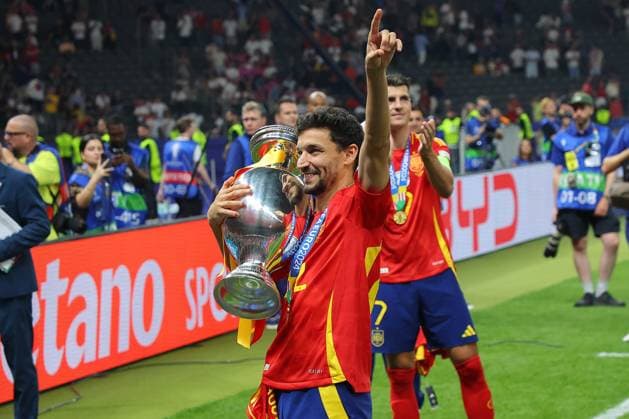 Spanien - England UEFA EURO, EM, Europameisterschaft,Fussball 2024 Finale Berlin, 14.07.2024, Olympiastadion, UEFA EURO 2024 Germany, Finale, Spanien - England 2:1 (0:0), Im Bild: Jesus Navas (22, ESP) mit dem EM Pokal ,