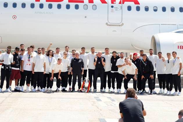 Euro 2024 Winner Spanish Team Arriving At Madrid Airport The Spanish national soccer team poses with coach Luis de la Fuente upon arrival at the airport, July 15, 2024, in Madrid, Spain. Photo by Antonio Gutiérrez Europa Press ABACAPRESS.COM Madrid Spain  Copyright: xEuropaxPress ABACAx
