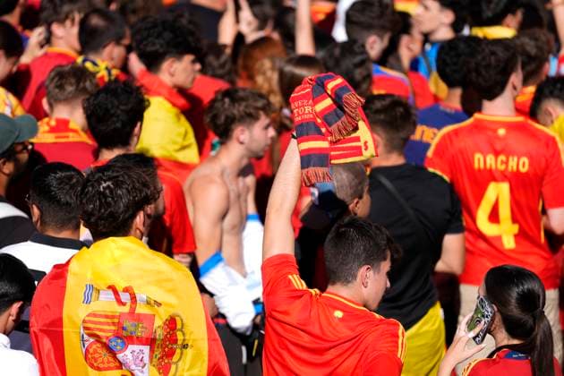 July 15, 2024, Madrid, Madrid, SPAIN: Supporters of Spain are seen during the celebration of Spain Team at Cibeles Palace of Madrid after winning the Eurocup 2024 against Englad on July 15, 2024 in Madrid, Spain. Madrid SPAIN - ZUMAa181 20240715_zaa_a181_037 Copyright: xOscarxJ.xBarrosox