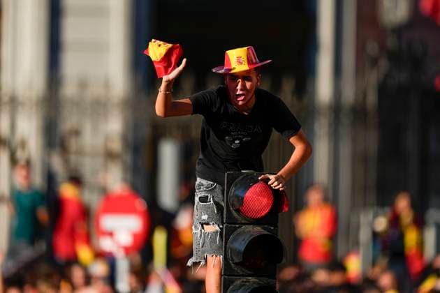 Sport Bilder des Tages July 15, 2024, Madrid, Madrid, SPAIN: Supporter of Spain celebrates during the celebration of Spain Team at Cibeles Palace of Madrid after winning the Eurocup 2024 against Englad on July 15, 2024 in Madrid, Spain. Madrid SPAIN - ZUMAa181 20240715_zaa_a181_038 Copyright: xOscarxJ.xBarrosox