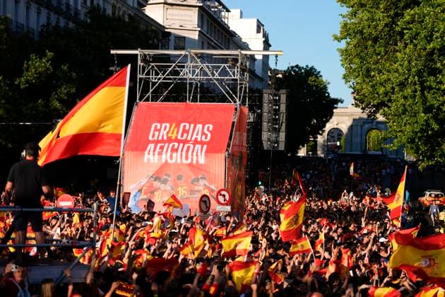 July 15, 2024, Madrid, Madrid, SPAIN: Supporters of Spain are seen during the celebration of Spain Team at Cibeles Palace of Madrid after winning the Eurocup 2024 against Englad on July 15, 2024 in Madrid, Spain. Madrid SPAIN - ZUMAa181 20240715_zaa_a181_040 Copyright: xOscarxJ.xBarrosox