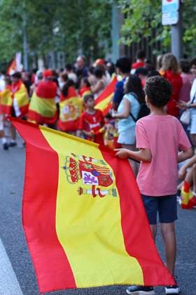 July 15, 2024, Madrid, Madrid, SPAIN: Fan with the flag of Spain is seen during the celebration of Spain Team at Calle de Serrano of Madrid after winning the Eurocup 2024 against Englad on July 15, 2024 in Madrid, Spain. Madrid SPAIN - ZUMAa181 20240715_zaa_a181_046 Copyright: xDennisxAgyemanx