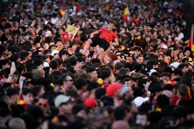 Spanish national football team celebrates winning UEFA EURO, EM, Europameisterschaft,Fussball 2024 in Madrid A Spanish fan seen throwning into the air during the celebration of the Spanish national football team for the victory of the UEFA Euro 2024 title at Plaza de Cibeles on May 12, 2024 in Madrid, Spain. Madrid Plaza de Cibeles Madrid Spain Copyright: xAlbertoxGardinx AGardin_20240715_Euro2024_Spain_Cibeles_006