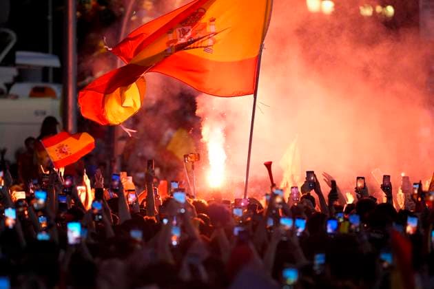 Spanish national football team celebrates winning UEFA EURO, EM, Europameisterschaft,Fussball 2024 in Madrid Spanish fans light a smoke bomb during the celebration of the Spanish national football team for the victory of the UEFA Euro 2024 title at Plaza de Cibeles on May 12, 2024 in Madrid, Spain. Madrid Plaza de Cibeles Madrid Spain Copyright: xAlbertoxGardinx AGardin_20240715_Euro2024_Spain_Cibeles_012