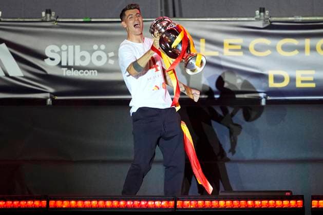 Spanish national football team celebrates winning UEFA EURO, EM, Europameisterschaft,Fussball 2024 in Madrid Spanish player Alvaro Morata seen raising the trophy during the celebration of the Spanish national football team for the victory of the UEFA Euro 2024 title at Plaza de Cibeles on May 12, 2024 in Madrid, Spain. Madrid Plaza de Cibeles Madrid Spain Copyright: xAlbertoxGardinx AGardin_20240715_Euro2024_Spain_Cibeles_025